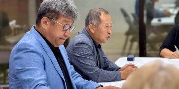 강신범 이사장(왼쪽)과 한오동 회장. 윤지아 기자.