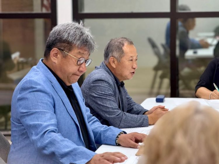 강신범 이사장(왼쪽)과 한오동 회장. 윤지아 기자.