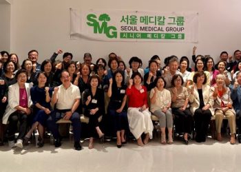 메트로 지역 메디케어 업계 관계자들이 연례 가입 기간을 앞두고 화이팅을 외치고 있다. 윤지아 기자.