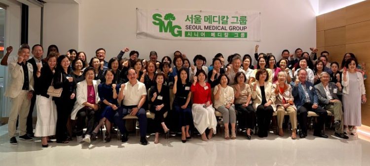 메트로 지역 메디케어 업계 관계자들이 연례 가입 기간을 앞두고 화이팅을 외치고 있다. 윤지아 기자.