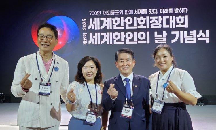 (왼쪽부터) 박은석 회장, 백현미 테네시연합회장, 김경협 재외동포청장, 허민희 내슈빌한인회장.