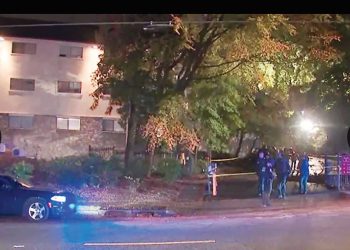 총격 살해 사건이 벌어진 벅헤드 아파트 단지에서 경찰이 현장을 조사하고 있다.  [폭스5 방송 캡처]