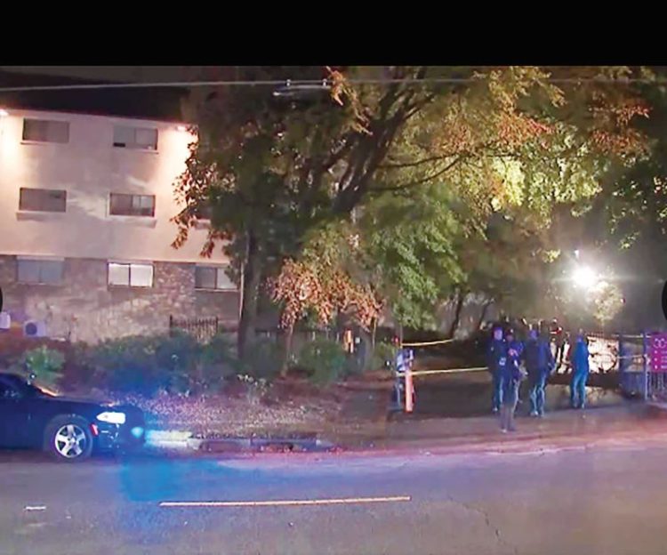 총격 살해 사건이 벌어진 벅헤드 아파트 단지에서 경찰이 현장을 조사하고 있다.  [폭스5 방송 캡처]