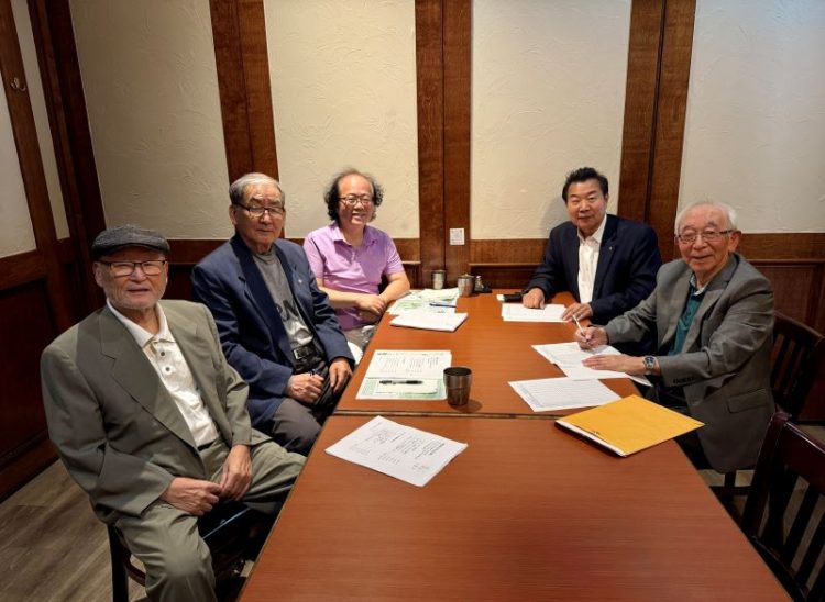 9일 애틀랜타 문학회 심사위원들이 작품 심사를 위해 한자리에 모였다.