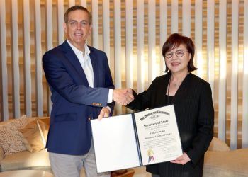 양 부지사가 라펜스퍼거 장관으로부터 명예 시민증을 전달받고 포즈를 취했다.