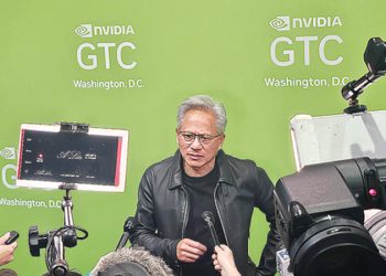 젠슨 황 엔비디아 최고경영자(CEO)가 28일 미국 워싱턴 DC 월터 E 컨벤션센터에서 개최한 기술 컨퍼런스 ‘GTC 2025’에서 기자들과 만나 취재진 질문에 답하고 있다. 워싱턴=김형구 특파원