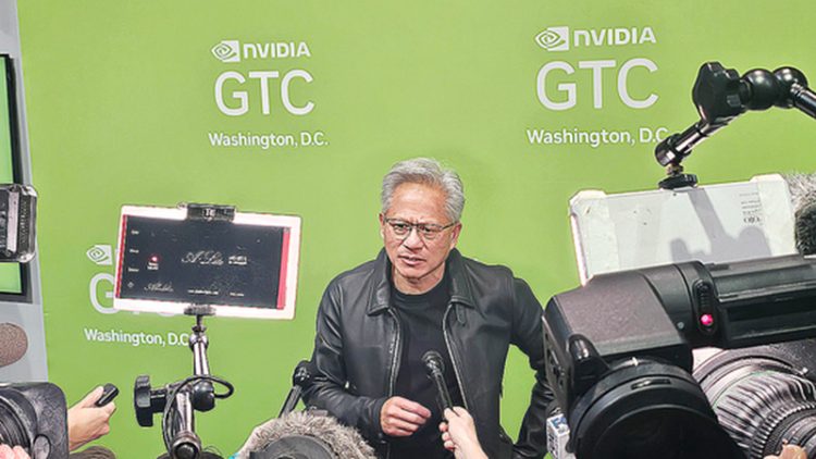 젠슨 황 엔비디아 최고경영자(CEO)가 28일 미국 워싱턴 DC 월터 E 컨벤션센터에서 개최한 기술 컨퍼런스 ‘GTC 2025’에서 기자들과 만나 취재진 질문에 답하고 있다. 워싱턴=김형구 특파원