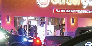 14일 총격살해 후 자살 사건이 벌어진 라하브라 지역 한인 식당 앞에서 수사요원들이 조사를 하고 있다. [ABC7/OnSceneTV]