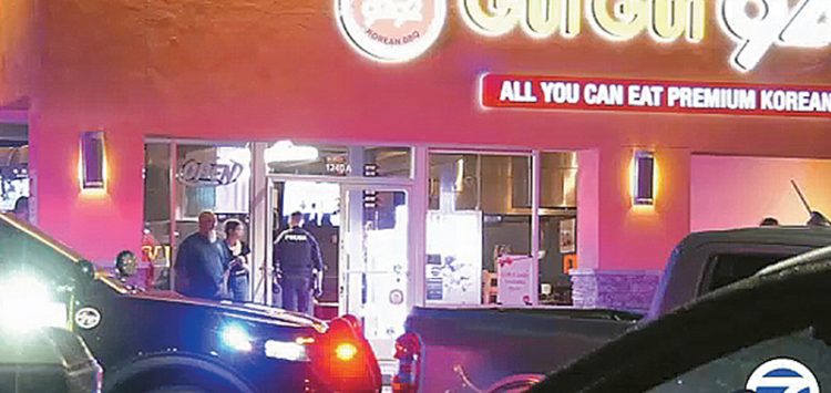 14일 총격살해 후 자살 사건이 벌어진 라하브라 지역 한인 식당 앞에서 수사요원들이 조사를 하고 있다. [ABC7/OnSceneTV]