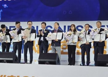 우수지회로 뽑힌 지회 회장들이 무대에 올라 표창장을 받았다.