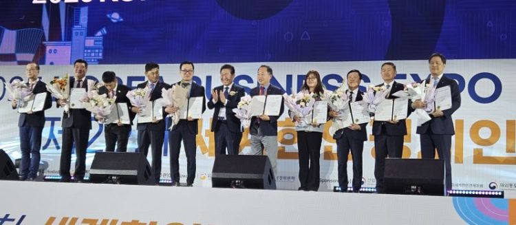 우수지회로 뽑힌 지회 회장들이 무대에 올라 표창장을 받았다.