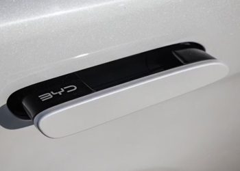 BYD 씨라이언7의 전자식 도어핸들. 운전자 접근시 돌출되는 형태다. 사진 BYD