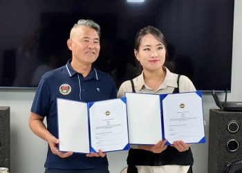 트로이 표 WNB 공동대표와 정지선 셰프가 업무협약서에 서명한 후 기념사진을 찍었다. 윤지아 기자.