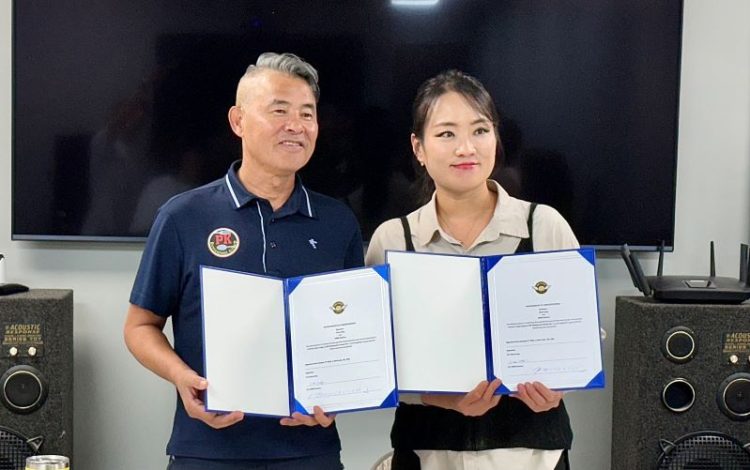 트로이 표 WNB 공동대표와 정지선 셰프가 업무협약서에 서명한 후 기념사진을 찍었다. 윤지아 기자.