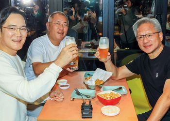 젠슨 황 엔비디아 최고경영자(CEO·사진 오른쪽부터 시계 방향)가 30일 오후 서울 삼성동 깐부치킨 매장에서 이재용 삼성전자 회장, 정의선 현대차 회장과 치킨 회동을 하고 있다. 김경록 기자