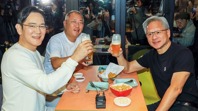 젠슨 황 엔비디아 최고경영자(CEO·사진 오른쪽부터 시계 방향)가 30일 오후 서울 삼성동 깐부치킨 매장에서 이재용 삼성전자 회장, 정의선 현대차 회장과 치킨 회동을 하고 있다. 김경록 기자