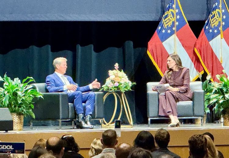 21일 워크포스 서밋 조찬 행사에서 켐프 주지사가 케일리 노글 조지아병원협회 CEO와 회담을 갖고 있다. 윤지아 기자.