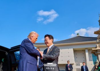 트럼프 대통령과 이재명 대통령이 악수하고 있다. [대통령실 제공]