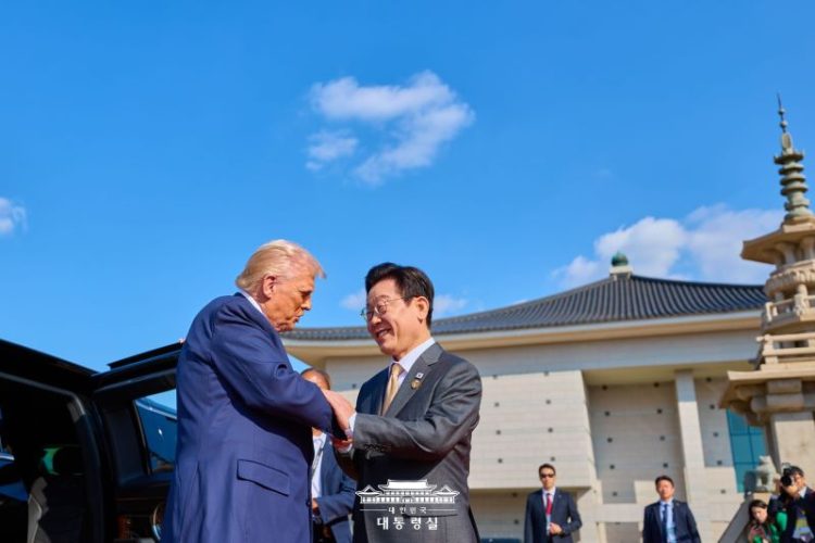 트럼프 대통령과 이재명 대통령이 악수하고 있다. [대통령실 제공]
