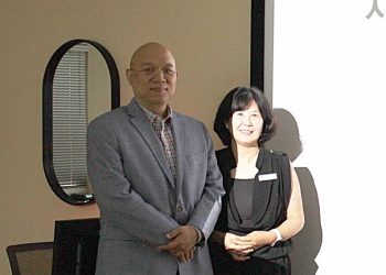 팬아시안센터의 정재영 변호사와 백지나 코디네이터.