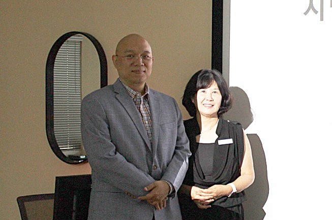 팬아시안센터의 정재영 변호사와 백지나 코디네이터.