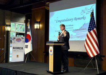 8일 개천절 기념 행사에서 팻 윌슨 경제개발부 장관이 축사하고 있다. 윤지아 기자.