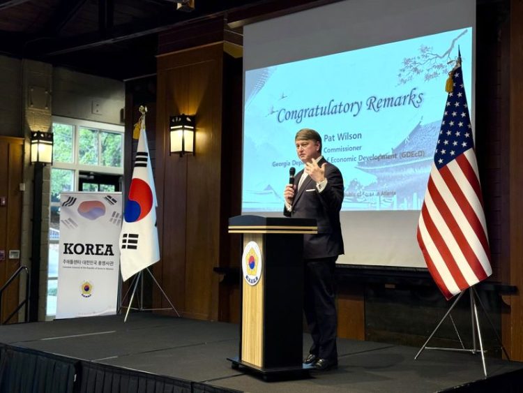 8일 개천절 기념 행사에서 팻 윌슨 경제개발부 장관이 축사하고 있다. 윤지아 기자.