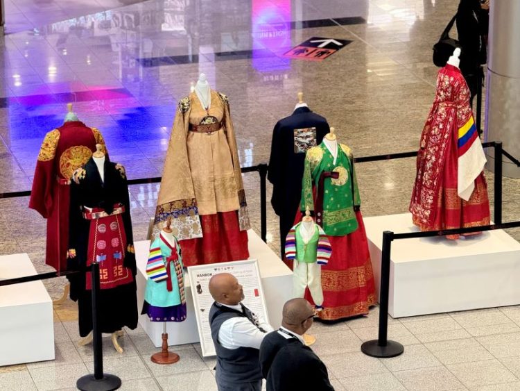 애틀랜타공항 국제선 터미널에 전시된 궁중 한복. 크리스마스트리가 전시되기 전 약 2달간 이어질 예정이다. 윤지아 기자.