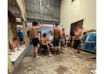 휴대전화를 사용할 수 있었던 이민국 내부 풍경. 허민중씨는 캄보디아 경찰에 100만원을 건네주고 해당 사진을 촬영했다. [사진 허민중]