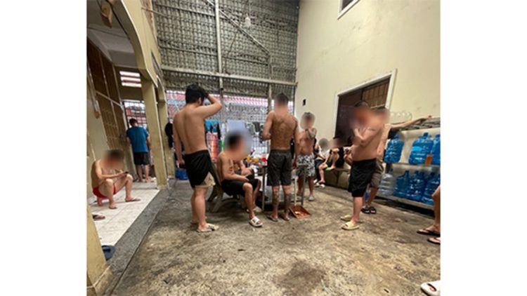 휴대전화를 사용할 수 있었던 이민국 내부 풍경. 허민중씨는 캄보디아 경찰에 100만원을 건네주고 해당 사진을 촬영했다. [사진 허민중]