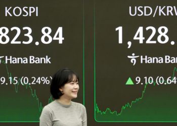 21일 서울 을지로 하나은행 본점 딜링룸 현황판에 코스피, 원/달러 환율이 표시돼 있다. 이날 코스피는 전 거래일보다 9.15포인트(0.24%) 오른 3,823.84로 종료했다. 연합뉴스
