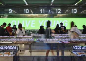 CJ올리브영이 내년 5월 미국 1호 매장을 연다고 19일 밝혔다. K뷰티 인기를 등에 업고 미국 오프라인 뷰티 시장에 출사표를 던진 것이다.사진은 글로벌 특화 매장인 '올리브영 명동 타운'에서 외국인 관광객들이 계산대로 향하는 모습. 사진 CJ올리브영