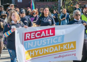 노동자권익단체인 '잡스 투 무브 아메리카(JMA)' 회원들이 21일 LA오토쇼 현장(컨벤션센터)에서 현대차 노동법 위반 등에 항의하고 있다. 김상진 기자, [Recall In justice]