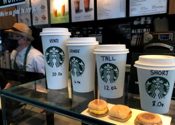 뉴욕 맨해튼 지역의 한 카운터 위에 스타벅스 컵들이 놓여 있다. [로이터]