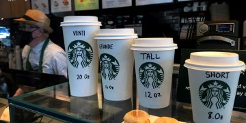 뉴욕 맨해튼 지역의 한 카운터 위에 스타벅스 컵들이 놓여 있다. [로이터]