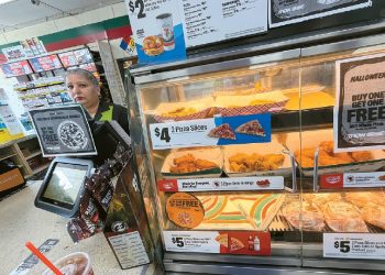 LA한인타운의 한 편의점 내 푸드 코너. 김상진 기자