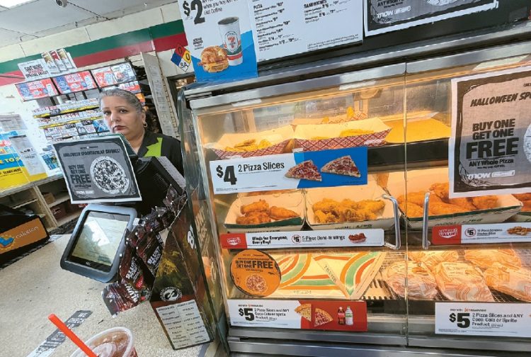 LA한인타운의 한 편의점 내 푸드 코너. 김상진 기자