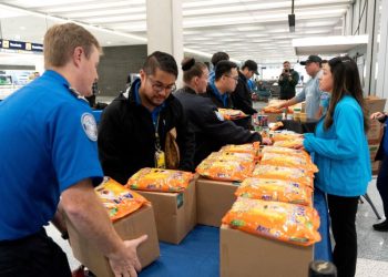 미니애폴리스 공항에서 연방정부 셧다운 중 무급으로 일하는 TSA 직원들에게 무료 식료품을 나눠주고 있다. [로이터]