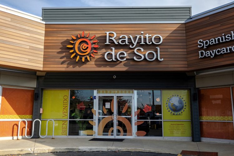 ICE 요원이 건물 내부로 들어와 교사를 체포해 간 시카고의 '라이토 데 솔' 프리스쿨의 모습 [로이터]