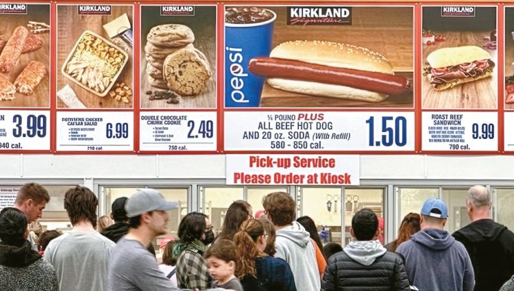 터스틴 코스트코에서 1.50불 핫도그 콤보를 사 먹으려는 소비자들이 몰려 있다. 박낙희 기자.