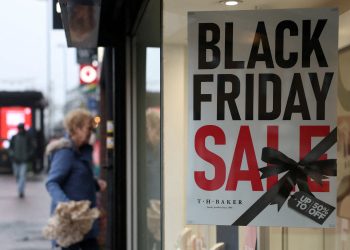 11월 27일 영국의 블랙 프라이데이 할인 매장에 한 쇼핑객이 들어가고 있다. [로이터]