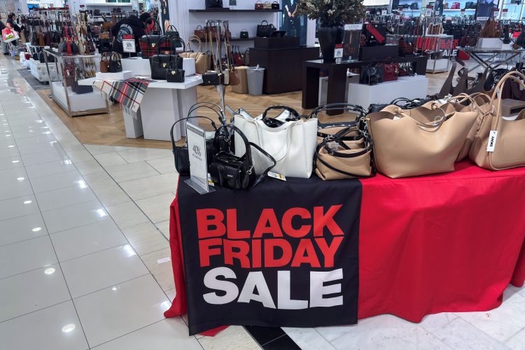 28일 뉴욕 가든 시티의 루즈벨트 필드 쇼핑몰. [로이터]