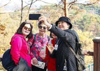 지난 10월 ‘원주에서 살아보기’ 프로젝트에 참여하기 위해 강원 원주시를 찾은 호주 교민들이 소금산그랜드밸리에서 즐거운 시간을 보내고 있다. 사진 상지대