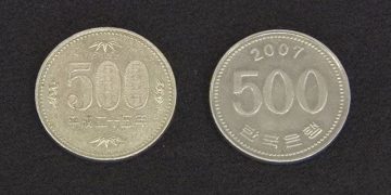 일본의 500엔과 한국의 500원 동전. 사진 FNN 캡처