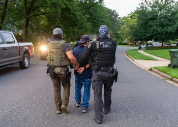 ICE 소속 요원들이 법 집행 중인 모습. [ICE 제공]