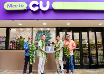 CU 하와이 1호점 앞에 선 홍정국 BGF리테일 부회장(왼쪽 둘째). [사진 BGF리테일]