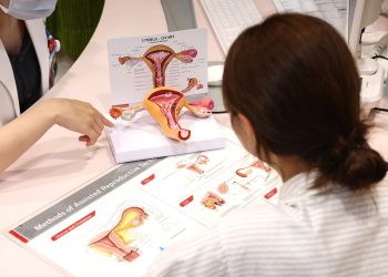 병원 난임센터에서 한 여성이 의료진과 상담하는 모습. 연합뉴스