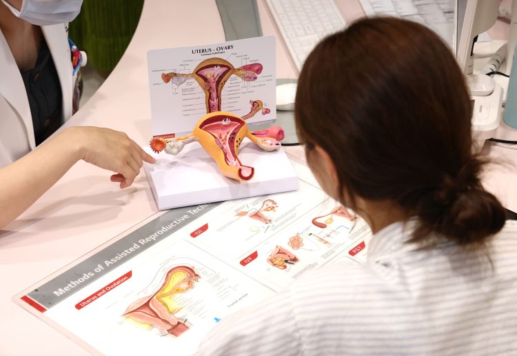 병원 난임센터에서 한 여성이 의료진과 상담하는 모습. 연합뉴스