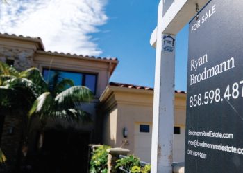 가주 엔시니타스의 한 주택 앞에 판매 표지판이 내걸렸다. [로이터]