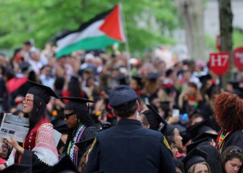 지난해 5월 23일 하버드대 졸업식에서 일부 졸업생들이 친팔레스타인 시위에 참가한 학생들을 지지하는 의미로 퇴장하고 있다. 로이터